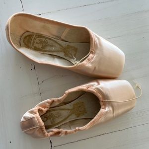 Brand NEW Freed of London point shoes sz 4 1/2